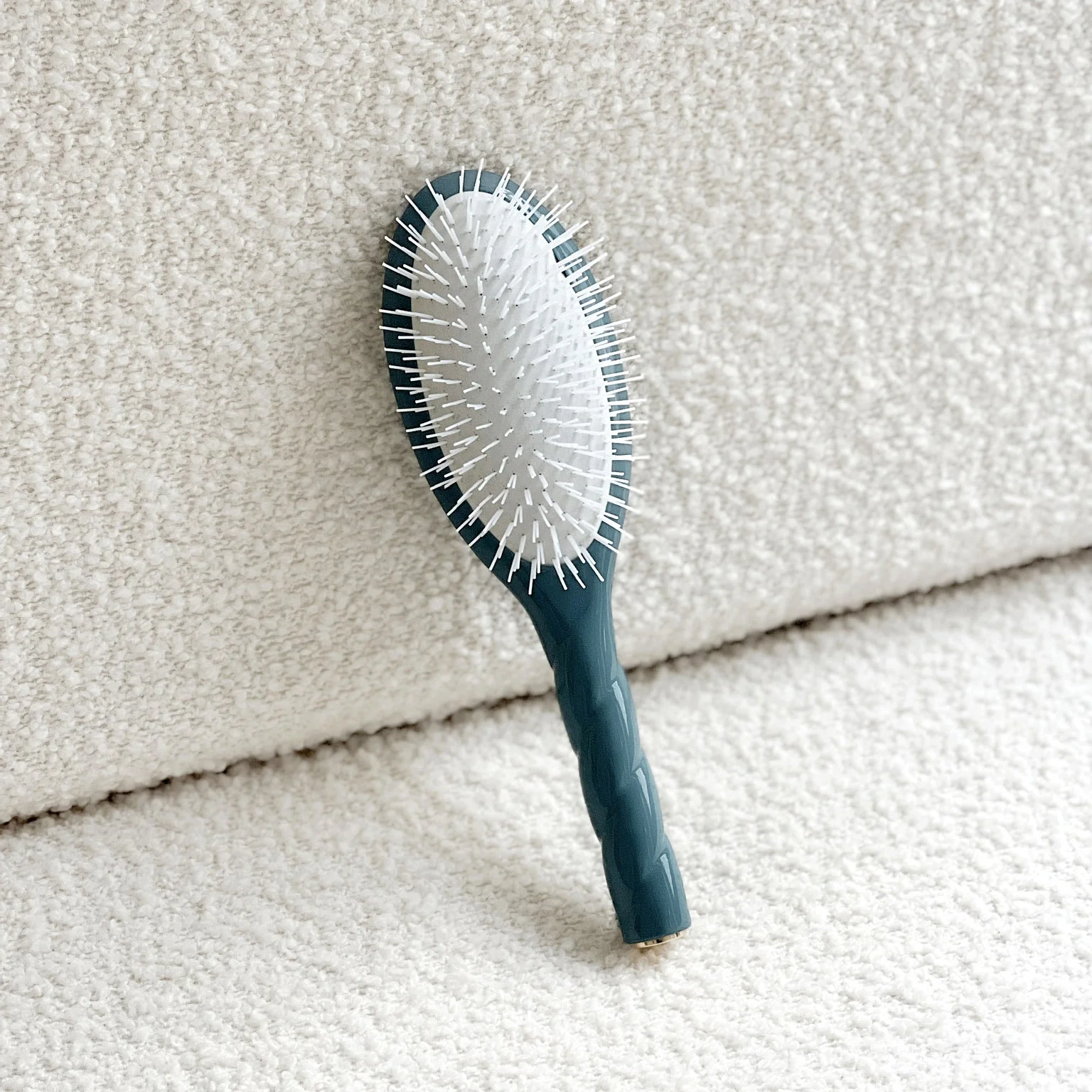 N. 07 The Detangling And Stimulation Hair Brush The Intense - Ink Blue 4 N. 07 The Detangling And Stimulation Hair Brush The Intense - Ink Blue